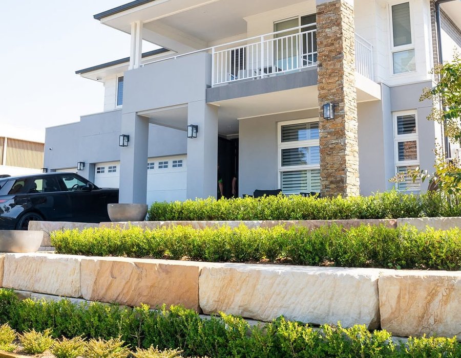 Sandstone wall specialist on site